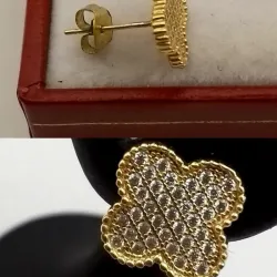 Aretes pegados en forma de flor con brillos