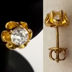Aretes pegados en forma de flor con cierre rosca