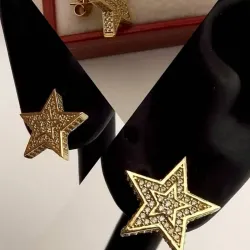 Aretes Pegados Macizos Con Volumen En Forma de Estrellas Con Circones Blancos Circulares