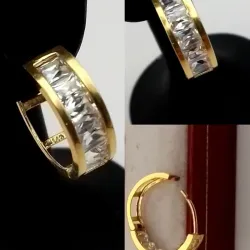 Argollas caladas con circones en color blanco