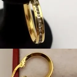 Argollas con circones blanco en el medio son número 1