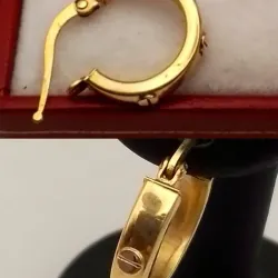 Argollas de tubo plano simulando tornillos son número 1