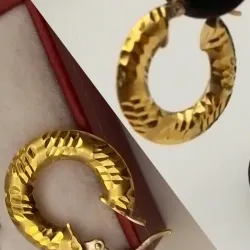 Argollas plana dibujo con oro blanco y amarillo con cierre italiano