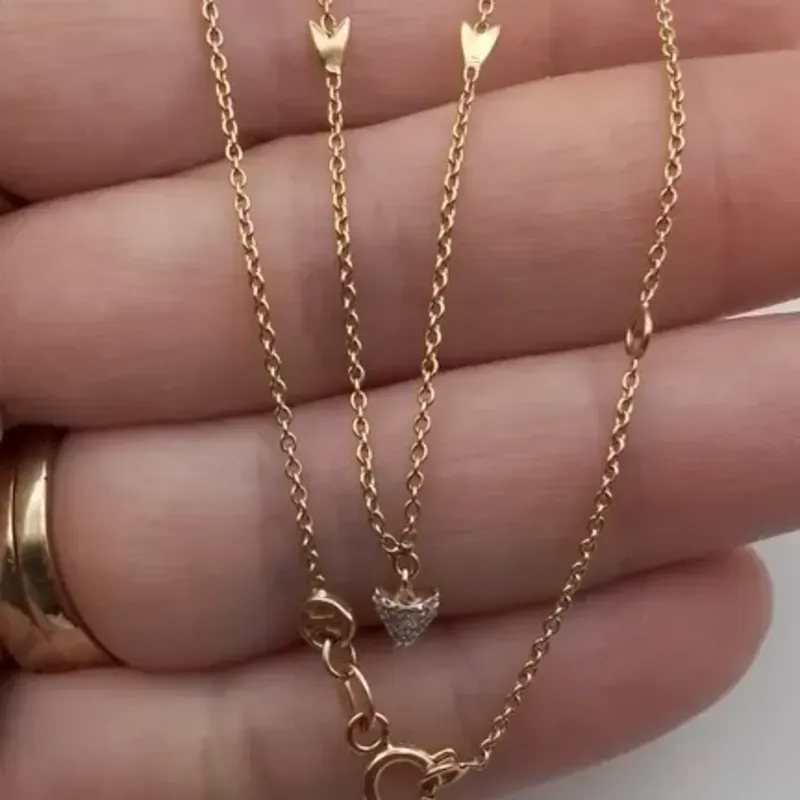 Cadena oro rosa con dije de flecha en oro blanco