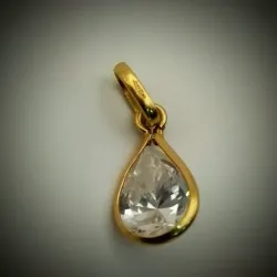 Dije colgante de gota de agua en blanco