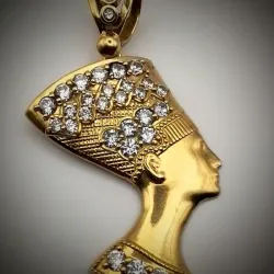 Dije Con Volumen Exclusivo Con La imagen de Nefestiti con Circones Blancos