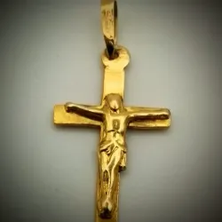 Dije crucifijo con Jesús estrecho