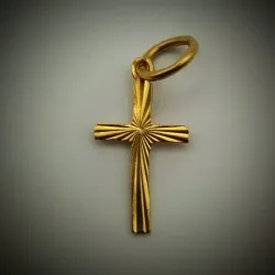 Dije crucifijo con líneas rectas