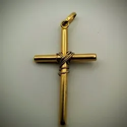 Dije crucifijo de tubo liso con hilo de oro blanco