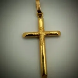 Dije crucifijo de tubo liso mediano