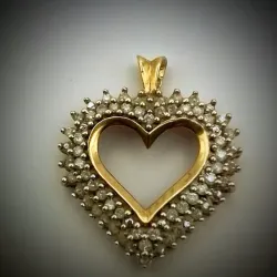 Dije de corazón con brillante pequeños tiene corbata fija