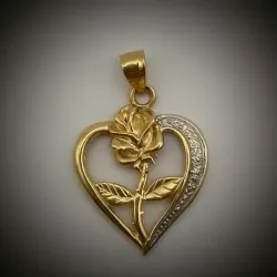 Dije de Corazón y en el medio una flor combinado con oro blanco y amarillo