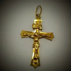 Dije de crucifijo calado con Jesucristo