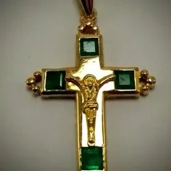 Dije de crucifijo con Jesucristo y esmeraldas