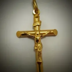 Dije de crucifijo con Jesucristo y filo en las puntas