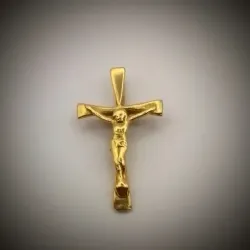 Dije de Crucifijo con Jesús y posee Corbata Fija