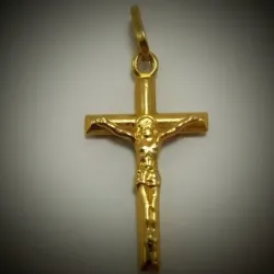 Dije de crucifijo de tubo liso con Jesucristo finito