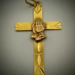 Dije de crucifijo plano con con mano orando