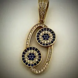 Dije con circones blancos de cara contenta con los ojos azules