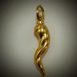 Dije de cuerno corrugado