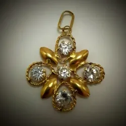 Dije de flor con circones