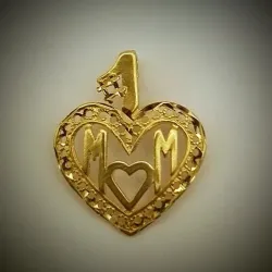 Dije en forma de Corazón Calado y dice MOM