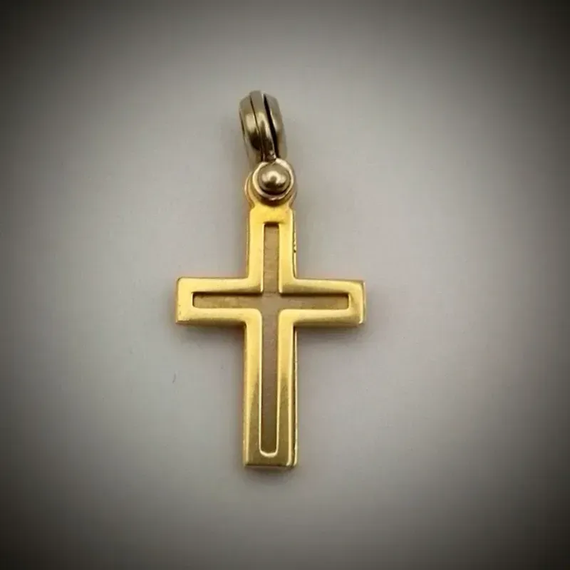 Dije en forma de Crucifijo son (3) posee corbata redonda