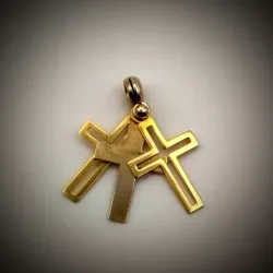 Dije en forma de Crucifijo son (3) posee corbata redonda