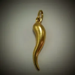 Dije en forma de cuerno liso
