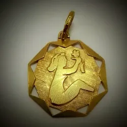 Dije en forma de ortoedro con una mujer y un niño