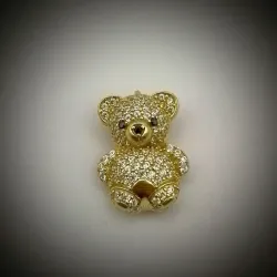 Dije en forma de Osito en Relieve con circones blanco poseen corbata fija por detrás