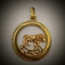 Dije Forma Circular Con Un León En Relieve