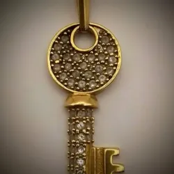 Dije Forma de Llave con circones blanco redondos