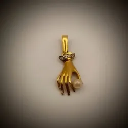 Dije Forma De Mano En Relieve con Una Perla Circular