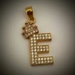 Dije Letra E posee una Corona con circoncitos pequeños