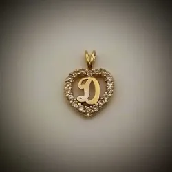 Dije Macizo Corbata Fija Forma de Corazón Medio Inicial D