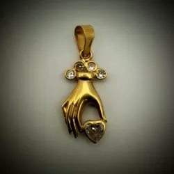 Dije mano con brillante