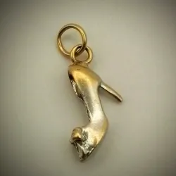 Dije Original 10K en Forma de Zapato Combinado en Oro Blanco y Amarillo