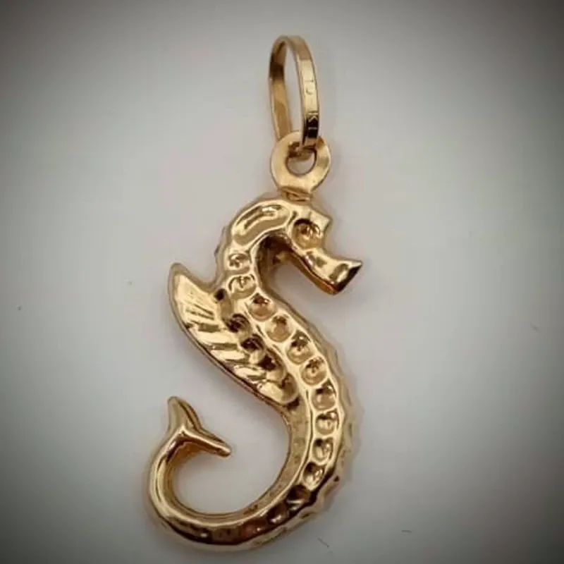 Dije Original 10K Exclusivo de un Caballito de Mar en relieve