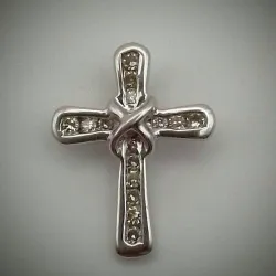 Dije Original 10K forma de Crucifijo en Oro Blanco con brillantes