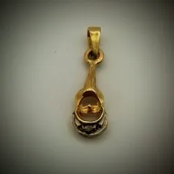 Dije Original 18K Forma de Guitarra en Relieve Combinada