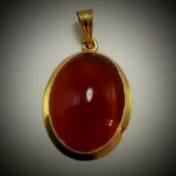 Dije ovalado con un ópalo