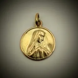 Dije redondo con la cara de un ángel