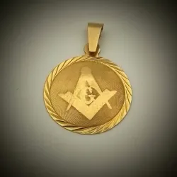 Dije redondo con símbolo de mazón