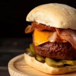 Hamburguesa con queso y bacón