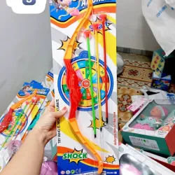 Arco grande con tres flechas  