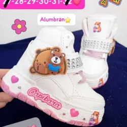 BOTA BLANCA CAPIBARA DETALLES ROSA TIRA CON PIEDRAS 🎀🩷💜 Alumbran🌟