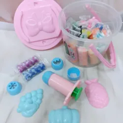 Cubo de plastilina con moldes