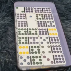 DOMINO IMPORTADO DE NÁCAR DE COLORES Y PARTE DE ATRÁS BLANCA