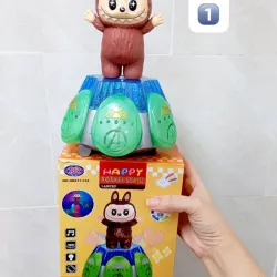 LABUBU SOBRE BASE COLORIDA CON MÚSICA